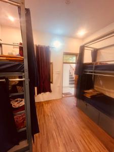 Skyard Hostel Harshil Valley的厨房或小厨房