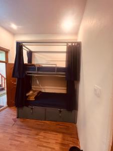 Skyard Hostel Harshil Valley客房内的一张或多张床位