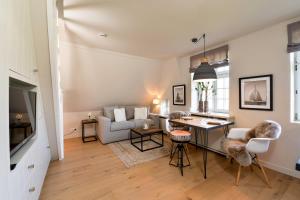een woonkamer met een bank en een tafel bij Witthüs 15 in Wenningstedt