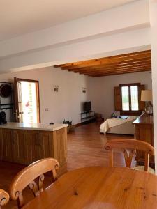 un salon avec un lit, une table et des chaises dans l'établissement CT 354 AL - Faro's Casa Piedra - Agua Amarga - Cabo de Gata, à Almeria