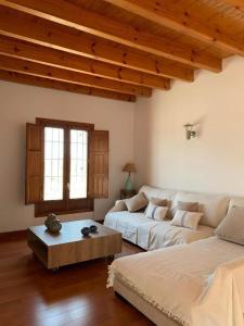 un salon avec deux lits et une table dans l'établissement CT 354 AL - Faro's Casa Piedra - Agua Amarga - Cabo de Gata, à Almeria