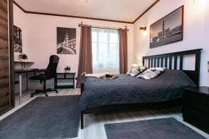 ザモシチにあるBrzozowy Dwór Apartament Iのベッドと机とパソコンのある寝室