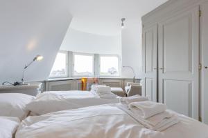 Ένα ή περισσότερα κρεβάτια σε δωμάτιο στο Ferienhaus Seehaus Sylt - Urlaubszauber in den Dünen mit fantastischem Meerblick
