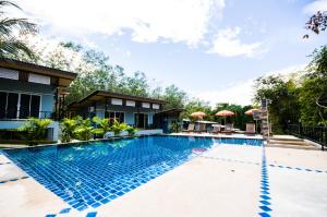 Swimmingpoolen hos eller tæt på Chomphu Resort