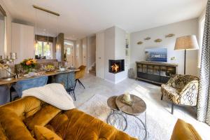 un salon avec un canapé et une cheminée dans l'établissement Ferienhaus Sylter Schönheit, à Westerland