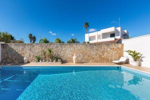einen Pool vor einer Steinmauer in der Unterkunft Villa Goccia by BarbarHouse in Torre dell'Orso + 30 Fotos