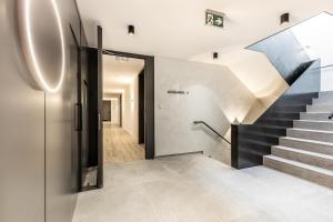 a hallway with a staircase and a stair case at NEU! Ferienwohnung Deck 2 - exklusives Apartment in zentraler Lage in Westerland (Sylt)