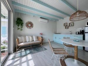 パーム・イーグル・ビーチにあるMeraki Apartment Bungalowのソファとテーブルのあるリビングルーム