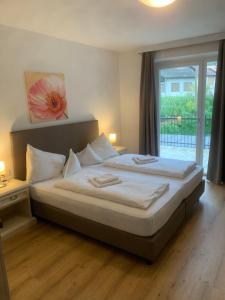 A bed or beds in a room at Hotel Appartement Lahngut