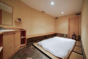 Postel nebo postele na pokoji v ubytování Nivis Hotel