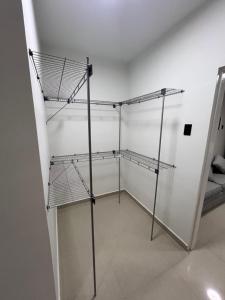 una habitación con cuatro estanterías en una habitación blanca en Apartamento en Porlamar, en Porlamar 2 fotos más