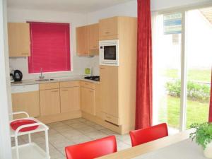 Η κουζίνα ή μικρή κουζίνα στο Waterfront Bungalow Near Beach