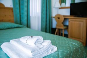 Postel nebo postele na pokoji v ubytování Nivis Hotel