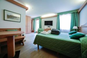 TV a/nebo společenská místnost v ubytování Nivis Hotel