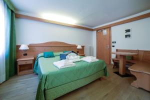 Postel nebo postele na pokoji v ubytování Nivis Hotel
