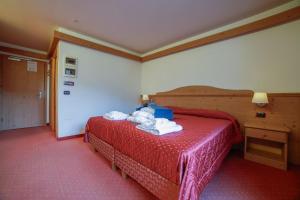 Postel nebo postele na pokoji v ubytování Nivis Hotel