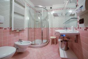 Koupelna v ubytování Nivis Hotel