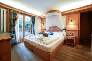 Postel nebo postele na pokoji v ubytování Nivis Hotel