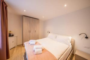 a bedroom with a bed with two towels on it at Appartamento Dolomiti Dream 2 in Falcade