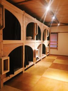 Palanda nebo palandy na pokoji v ubytování Y Pub & Hostel Tottori