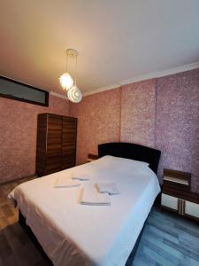 Rúm í herbergi á Karvi Hostel & Suites
