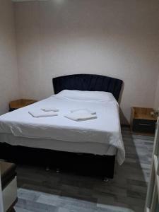 Rúm í herbergi á Karvi Hostel & Suites