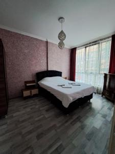 Rúm í herbergi á Karvi Hostel & Suites