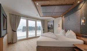 Rúm í herbergi á Hotel Alpina Wellness & Spa Resort