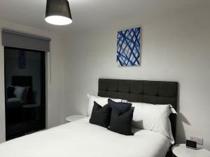 Una cama o camas en una habitación de Spacious 2BR Apartment with Balcony - Netflix, YouTube, Amazon TV, Superfast WiFi - Just 10 Mins to Birmingham Centre, Bullring, Train, Coach Station and Birmingham FC