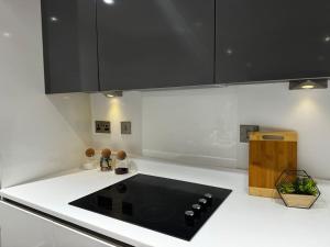 Una cocina o cocineta en Spacious 2BR Apartment with Balcony - Netflix, YouTube, Amazon TV, Superfast WiFi - Just 10 Mins to Birmingham Centre, Bullring, Train, Coach Station and Birmingham FC