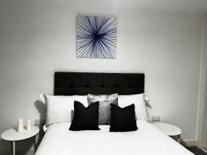 Una cama o camas en una habitación de Spacious 2BR Apartment with Balcony - Netflix, YouTube, Amazon TV, Superfast WiFi - Just 10 Mins to Birmingham Centre, Bullring, Train, Coach Station and Birmingham FC