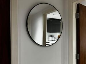 Galería fotográfica de Spacious 2BR Apartment with Balcony - Netflix, YouTube, Amazon TV, Superfast WiFi - Just 10 Mins to Birmingham Centre, Bullring, Train, Coach Station and Birmingham FC en Birmingham