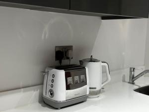Una cocina o cocineta en Spacious 2BR Apartment with Balcony - Netflix, YouTube, Amazon TV, Superfast WiFi - Just 10 Mins to Birmingham Centre, Bullring, Train, Coach Station and Birmingham FC