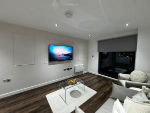 Una televisión o centro de entretenimiento en Spacious 2BR Apartment with Balcony - Netflix, YouTube, Amazon TV, Superfast WiFi - Just 10 Mins to Birmingham Centre, Bullring, Train, Coach Station and Birmingham FC