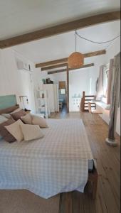 una camera da letto con un letto grande in una stanza di RosMarino a La Pedrera Altre 29 foto