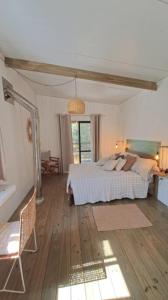 una camera da letto con un letto grande in una stanza di RosMarino a La Pedrera
