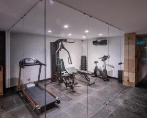 Fitness centrum a/nebo fitness zařízení v ubytování Deep Blu Boutique Hotel
