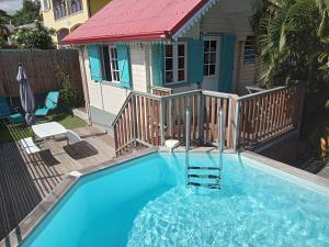 a swimming pool in front of a house at Ti caze des papayes in Saint-Louis