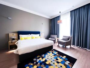 古晋古晋UCSI酒店 的一间酒店房间，里面有一张床和一把椅子