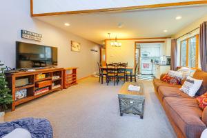 una sala de estar con un sofá y una mesa en Walk to Mt Snow Cozy West Dover Condo, en West Dover