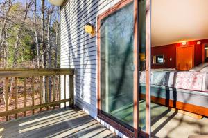 un porche cubierto con una cama en la cubierta en Walk to Mt Snow Cozy West Dover Condo, en West Dover