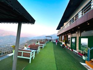 Balkón nebo terasa v ubytování Hotel On The Edge Top Rated & Awarded Property