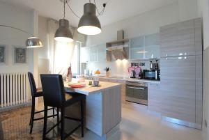 a kitchen with a table and chairs in a room at Catullo 18 Apartment, Lago Di Garda, Jacuzzi in Desenzano del Garda