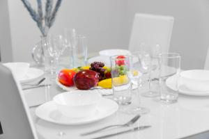 una mesa blanca con un plato de fruta. en Two Bedroom Apartment - Balcony - Secure Parking - Smart TV - Wifi - Netflix - 3MC, en Birmingham