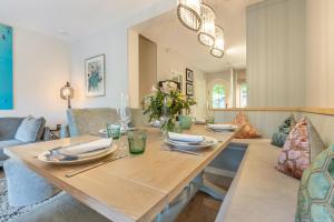 Posezení v ubytování Inselliebe Exklusive Sylter Wellnessoase mit Sauna Garten in Keitum