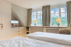 Postel nebo postele na pokoji v ubytování Inselliebe Exklusive Sylter Wellnessoase mit Sauna Garten in Keitum