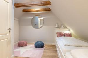 Postel nebo postele na pokoji v ubytování Inselliebe Exklusive Sylter Wellnessoase mit Sauna Garten in Keitum