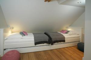 Postel nebo postele na pokoji v ubytování Inselliebe Exklusive Sylter Wellnessoase mit Sauna Garten in Keitum