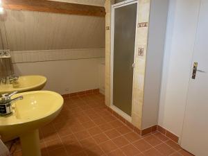 Un baño con ducha, lavabo e inodoro. en Grande maison vue mer exceptionnelle, en Vauville 17 fotos más