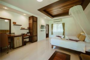 Ban Sainai Resort- SHA Extra Plus Aonang's Green Resort客房内的一张或多张床位